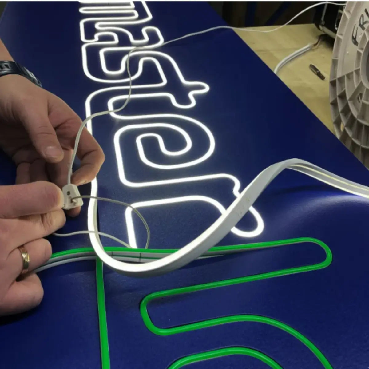 Cinta LED Neon Flexible Rollo 5 Metros con Adaptador