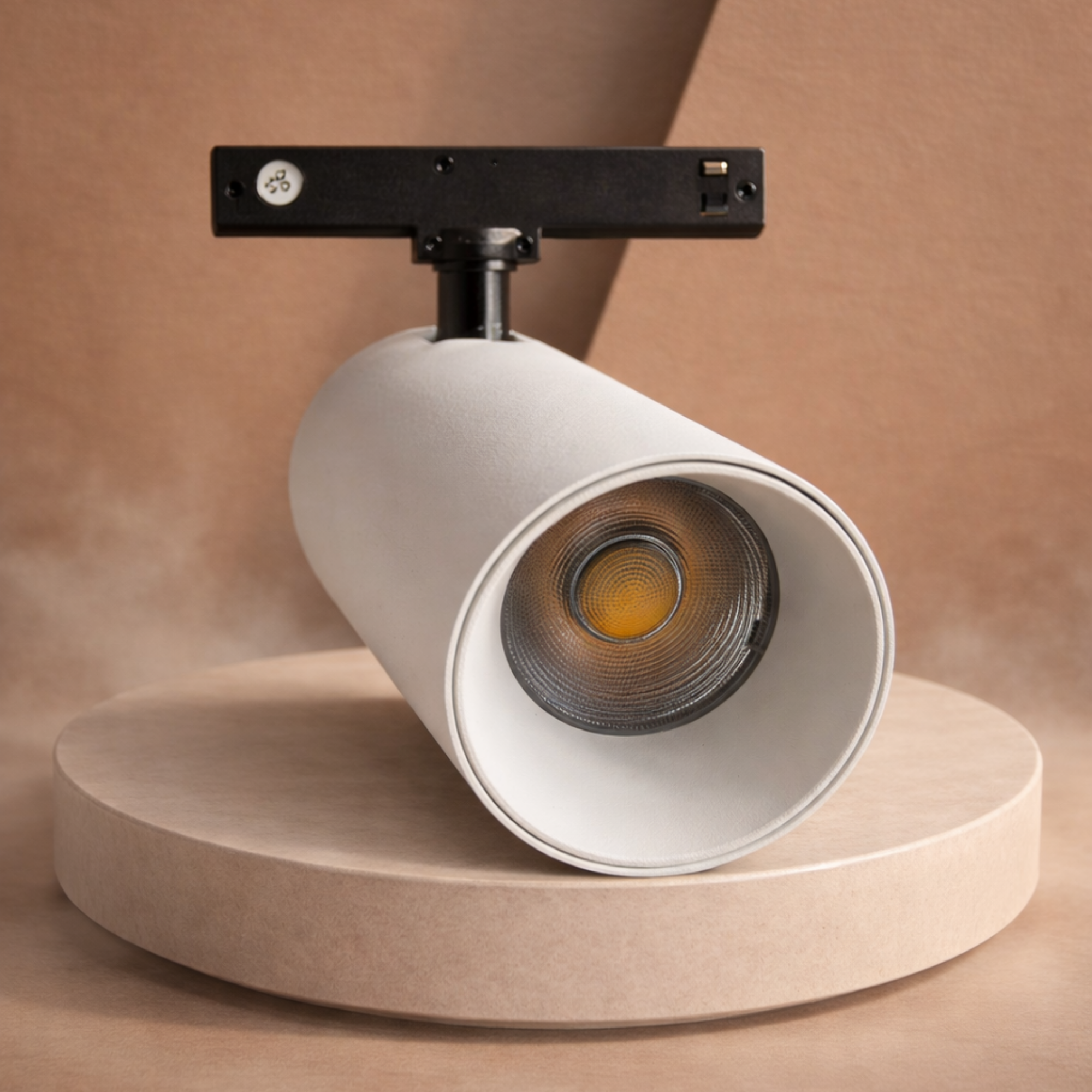 Spot LED magnético 5mm 6W blanco instalado en riel magnético blanco con luz cálida