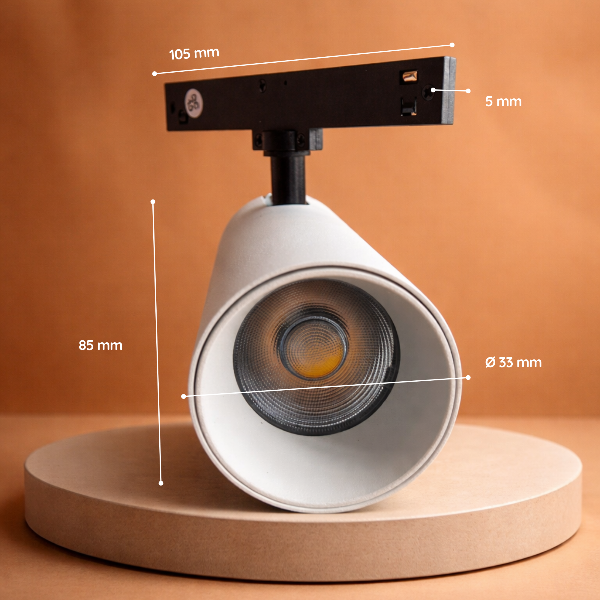 Detalle de cuerpo blanco mate y lente del spot LED magnético 5mm 6W