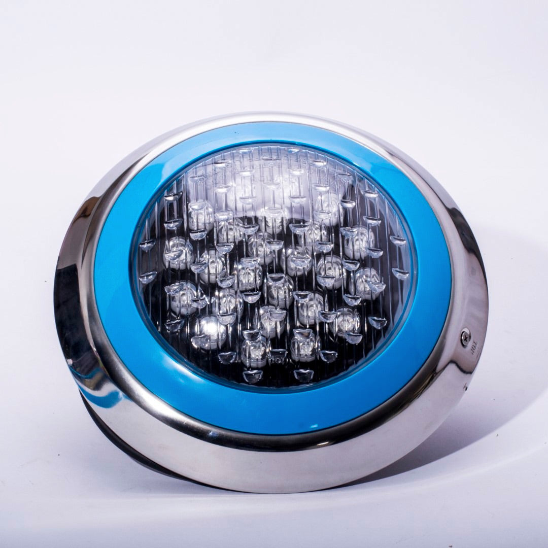 Detalle del cuerpo metálico resistente al agua de luminaria LED para piscina