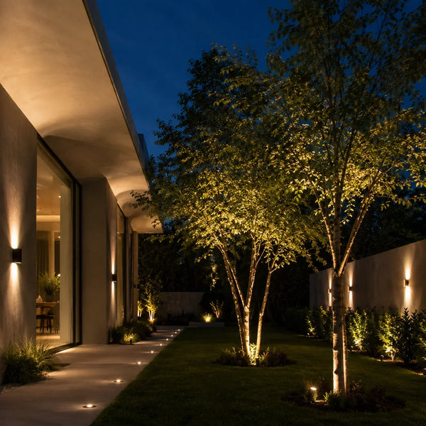 Fachada y exterior con iluminacion LED: reflector, aplique de pared y bala de piso