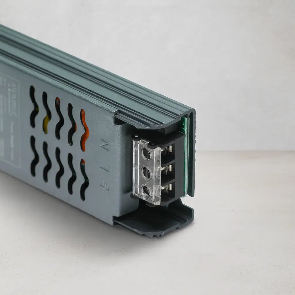 Fuente de Poder 12V 8A para Cintas LED | Transformador Estable para Iluminación Interior ASOMBRA