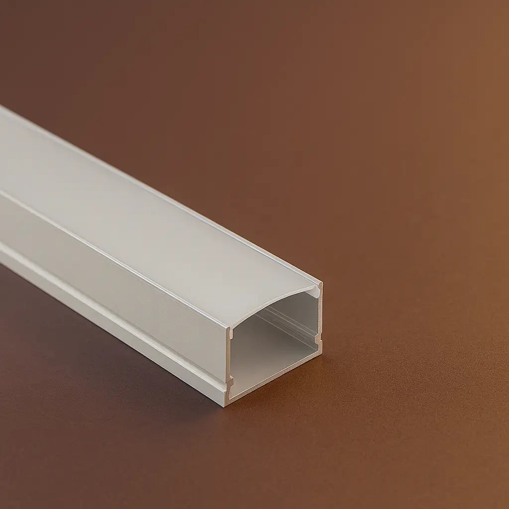 Perfil de aluminio para cinta LED 3020B de sobreponer, ideal para doble línea de tiras LED en techos, oficinas y proyectos arquitectónicos